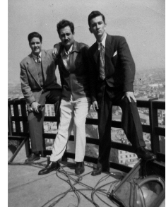 Foto de Recuerdo de la visita que junto a sus compañeros de la FEU José Antonio Echeverría y Álvaro Barba, realizó al Monumento de la Revolución Mexicana en México DF en 1952.